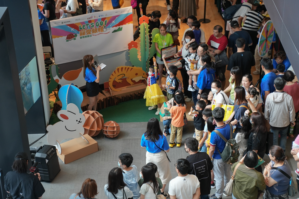 Over 18, 000 visitors were attracted by various activities in the Pet Adoption Day, and the venue was crowded with people.