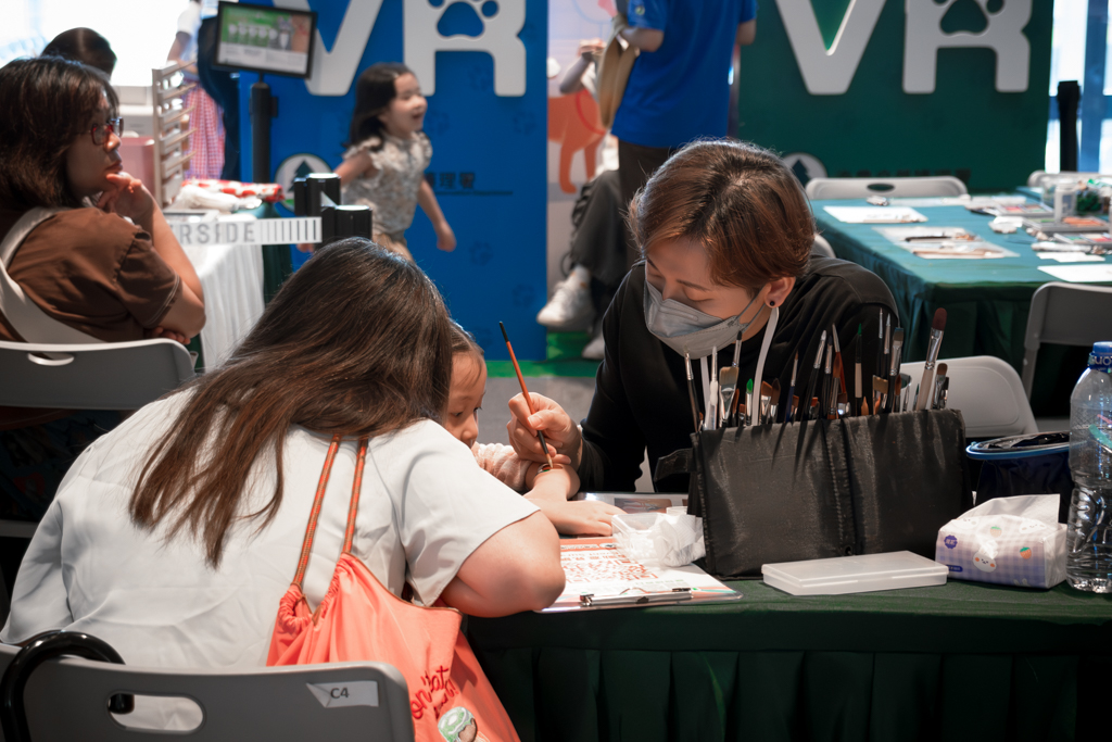 Arm painters provided free arm painting of animal patterns for visitors.