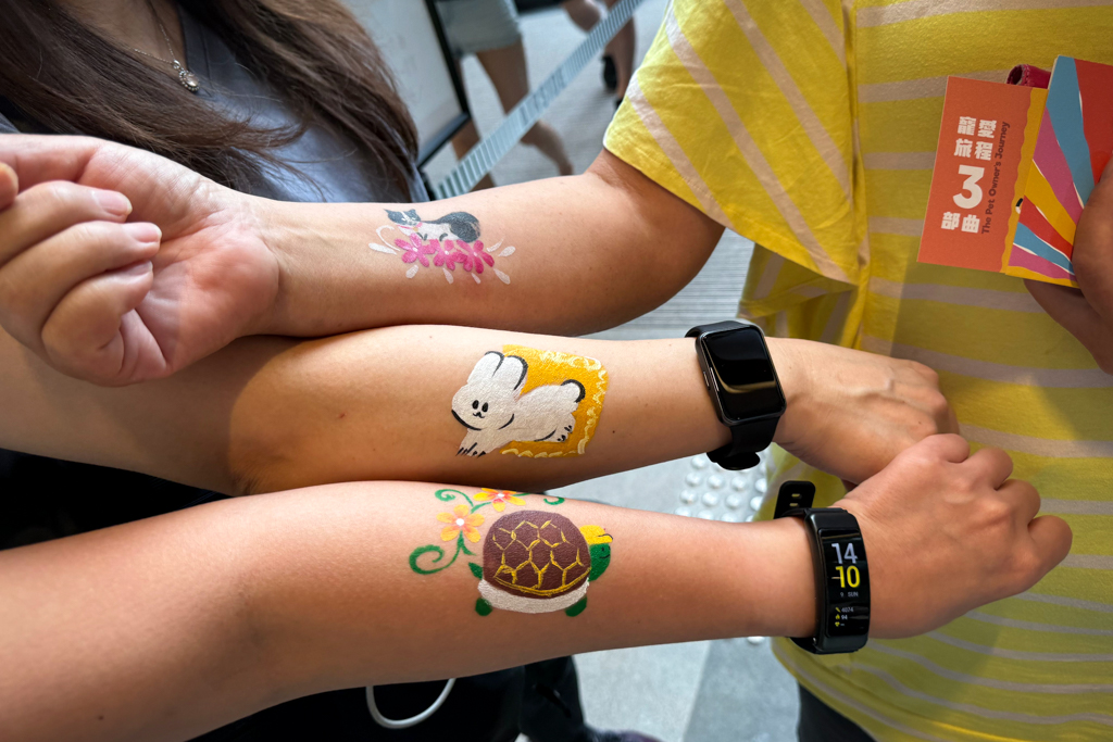 Arm painters provided free arm painting of animal patterns for visitors.